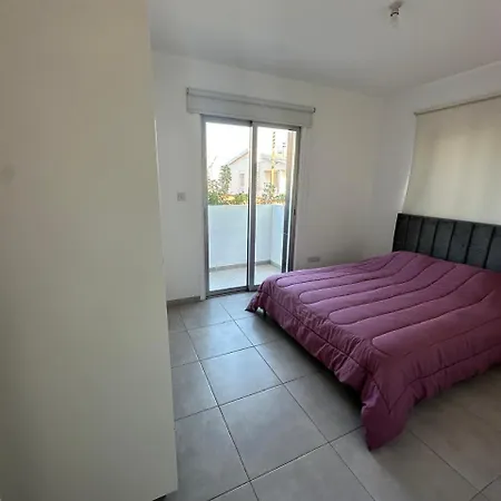 Two Bedrooms With Private Balcony アパート ニコシア