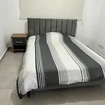 아파트 Two Bedrooms With Private Balcony